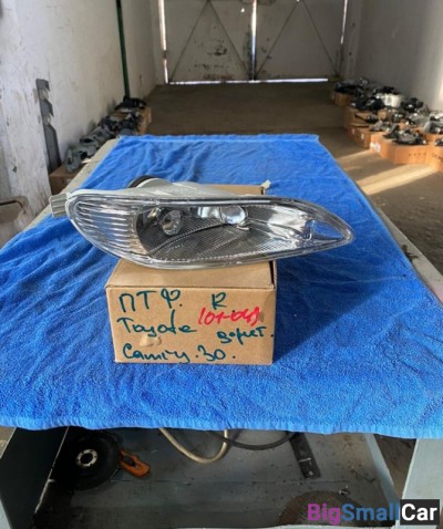 Фара противотуманная правая Toyota Camry (30)