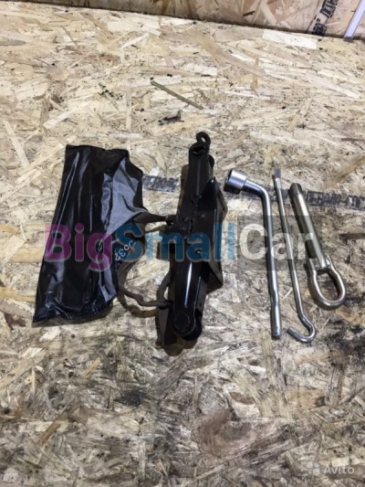 Домкрат буксировочный крюк балонник Mazda 3 bl